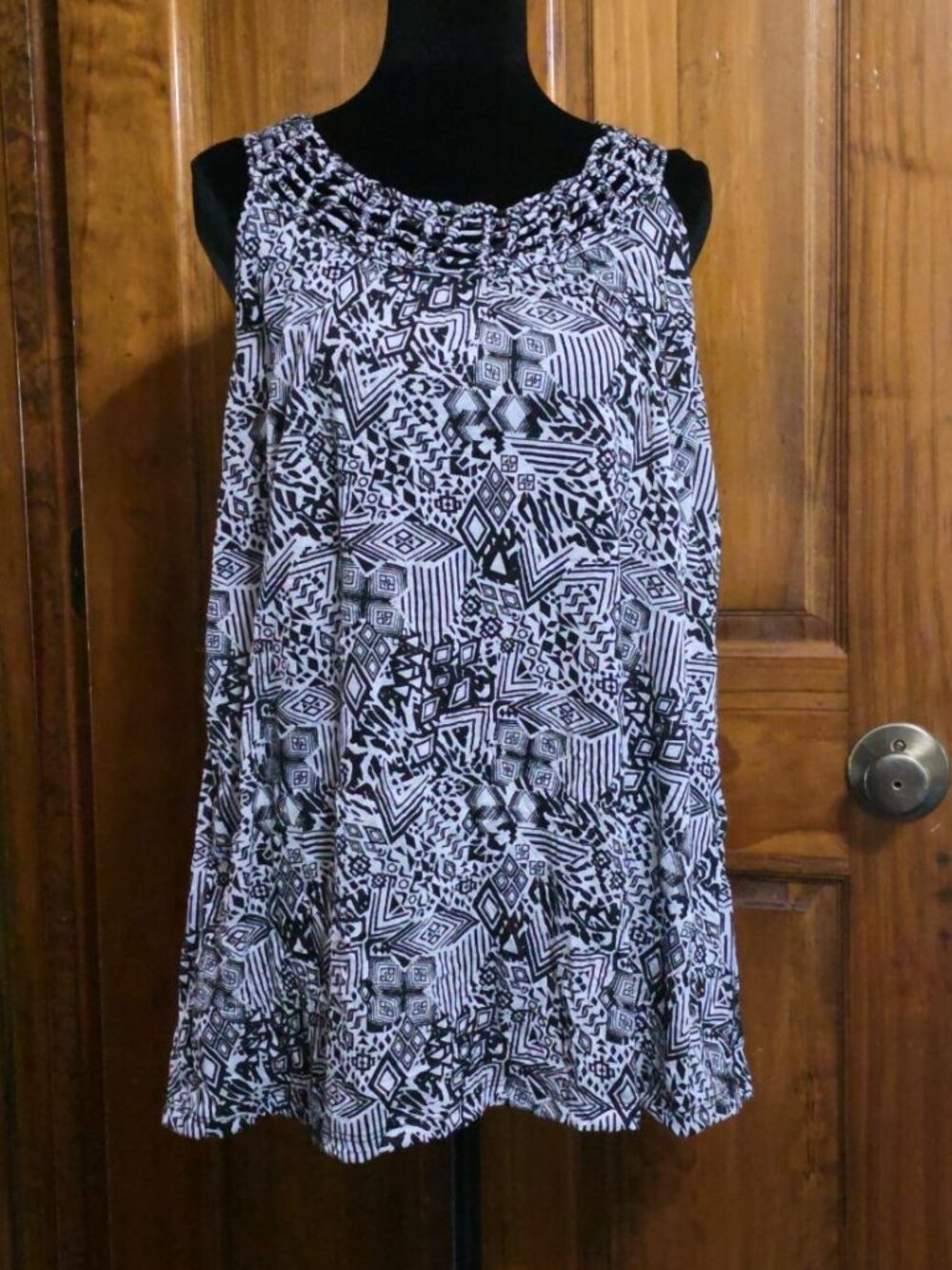 Black & White Sleeveless Top Twisted Braid Scoop Collar Large
